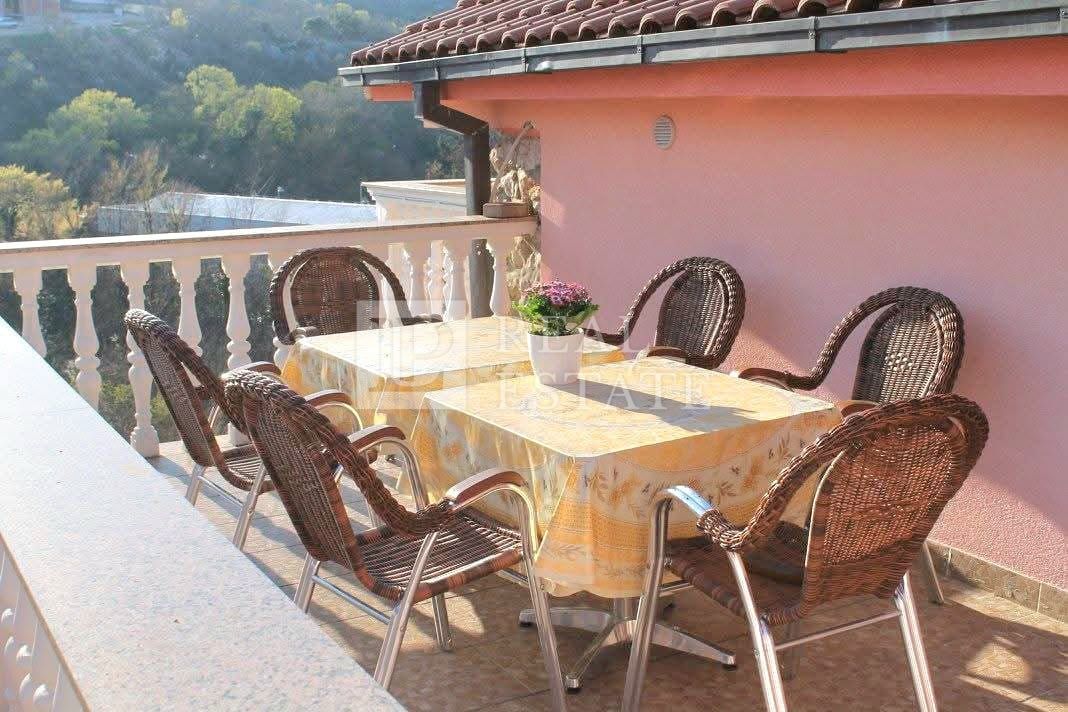 NOVI VINODOLSKI - apartmajska hiša z gostinskim objektom