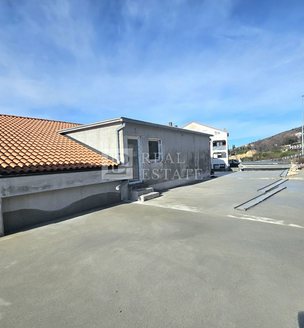 CRIKVENICA - enosobno stanovanje na prometni lokaciji