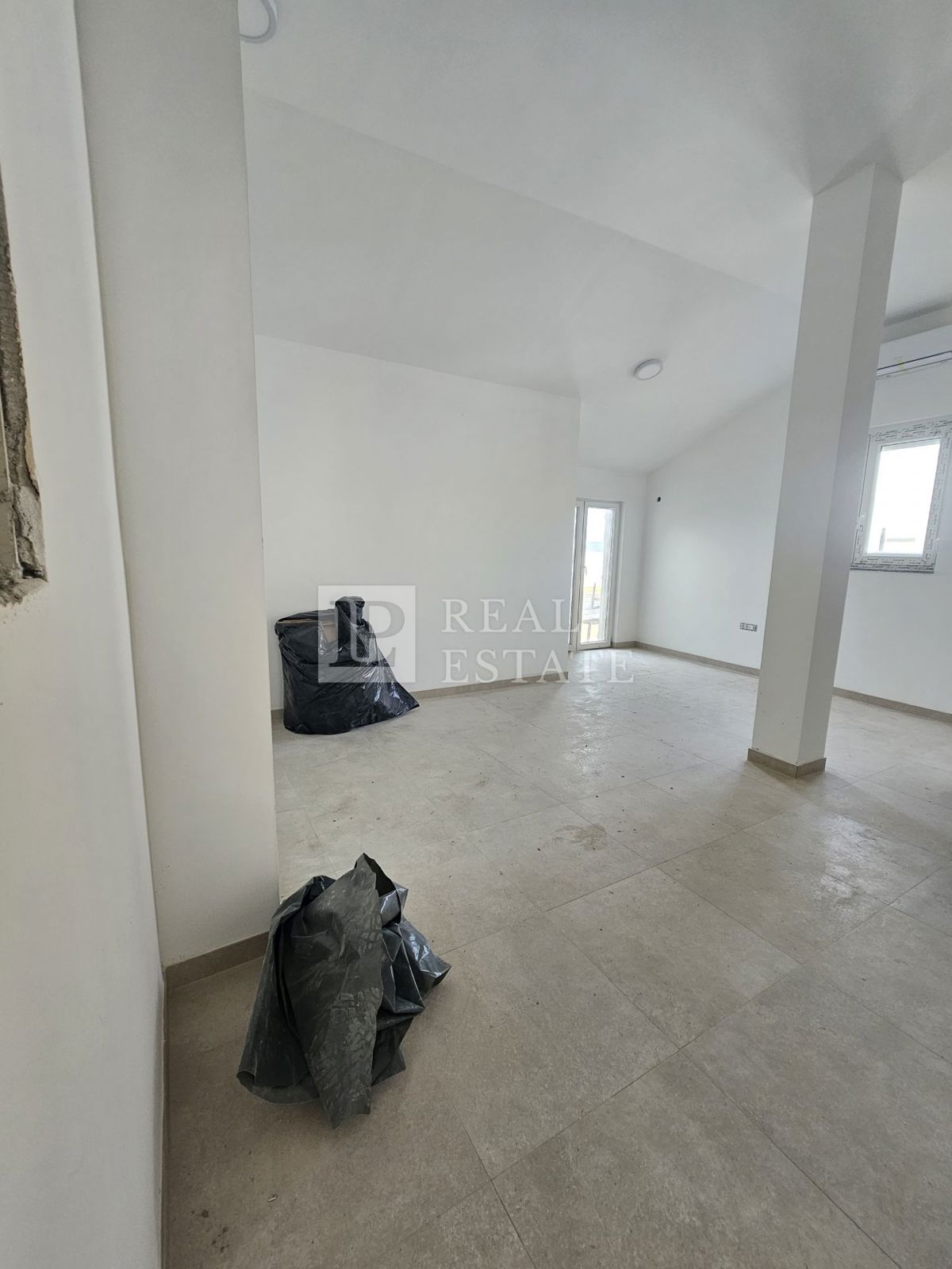 CRIKVENICA - enosobno stanovanje na prometni lokaciji