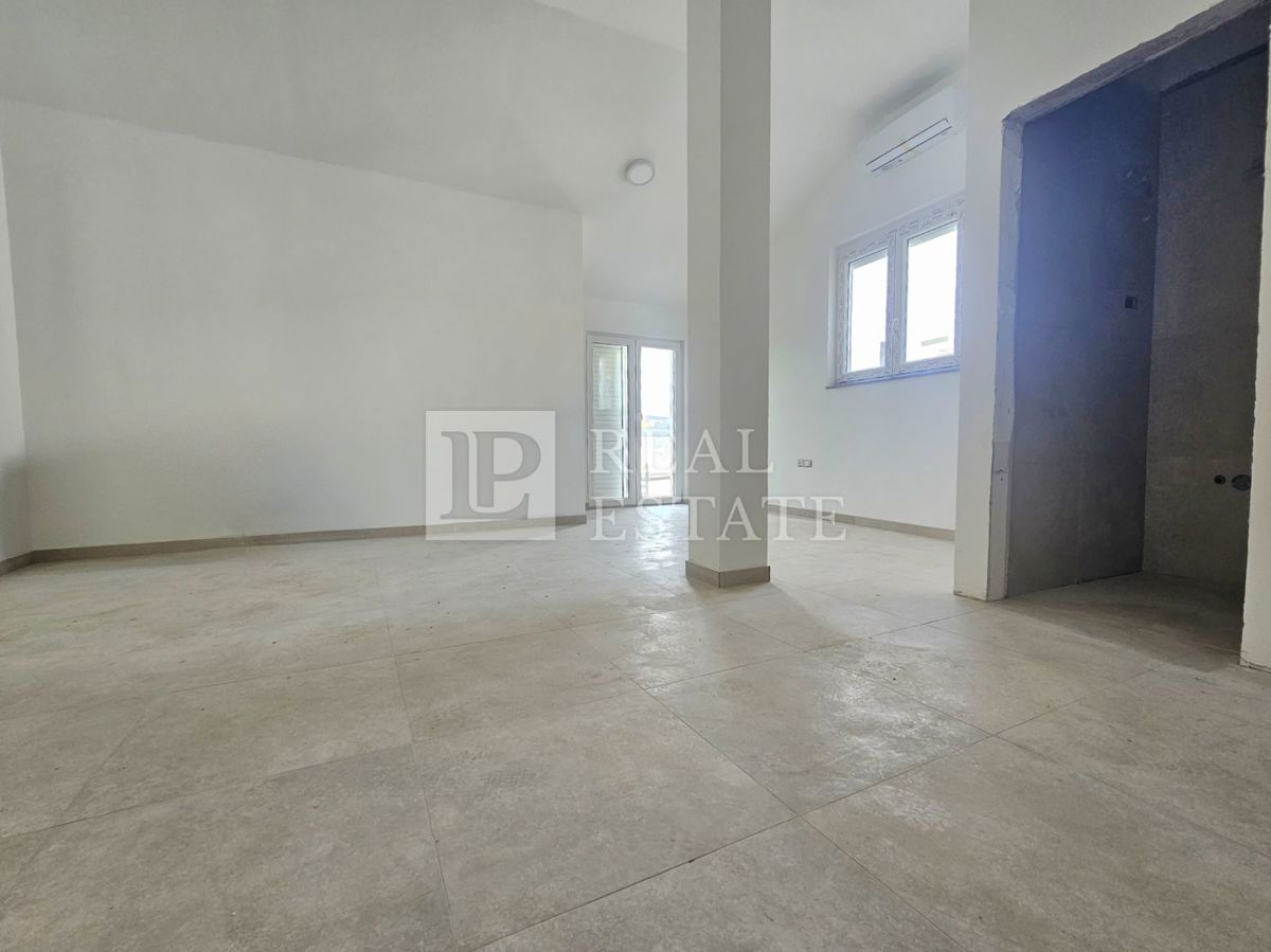 CRIKVENICA - enosobno stanovanje na prometni lokaciji