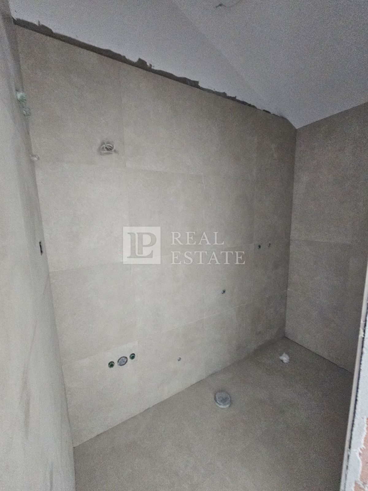 CRIKVENICA - enosobno stanovanje na prometni lokaciji