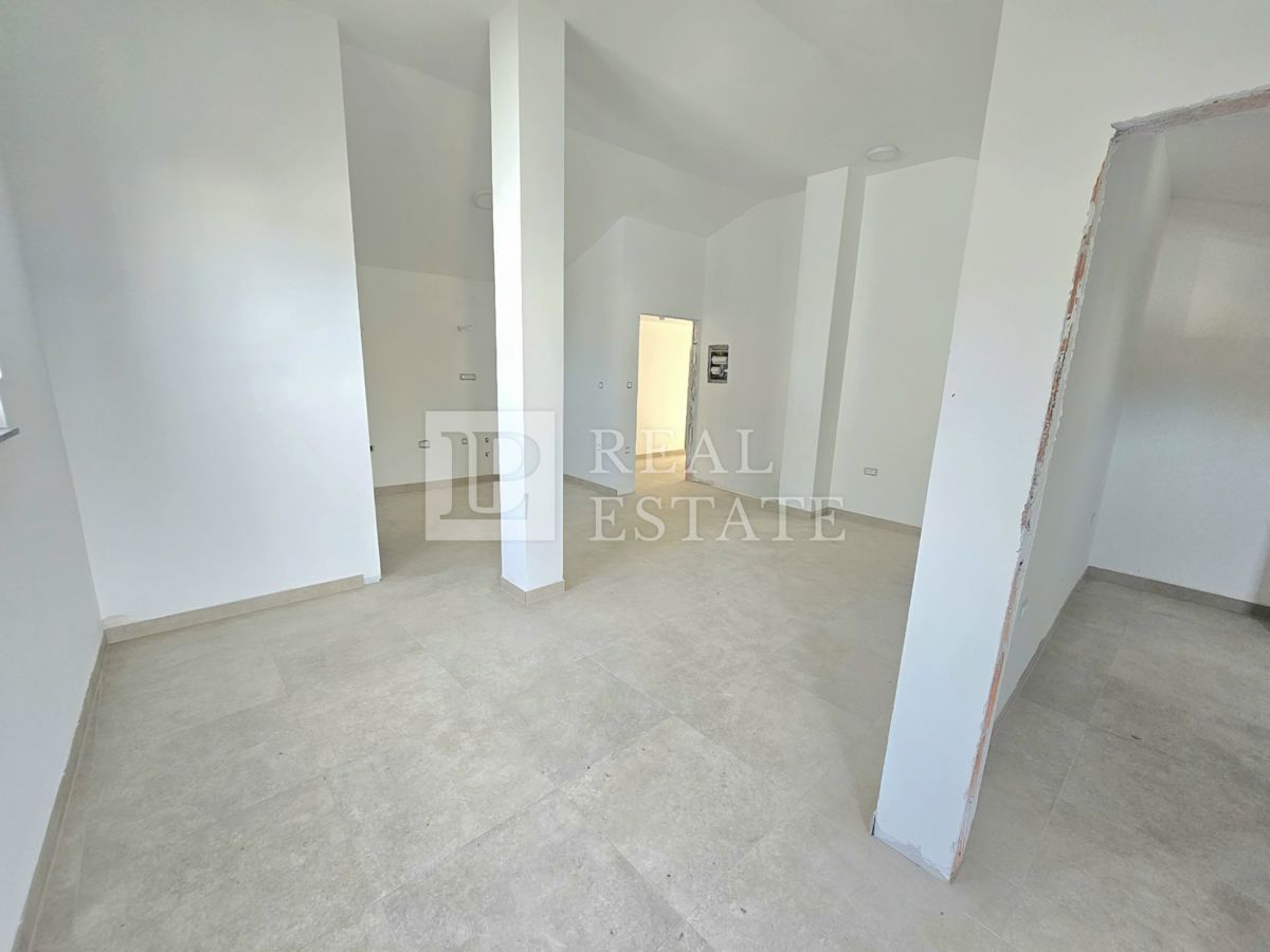 CRIKVENICA - enosobno stanovanje na prometni lokaciji