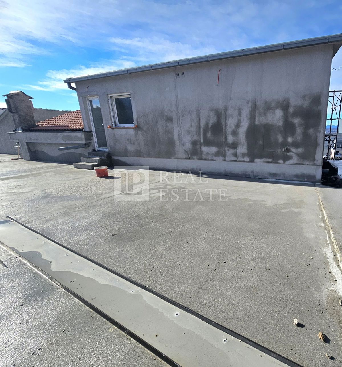 CRIKVENICA - enosobno stanovanje na prometni lokaciji