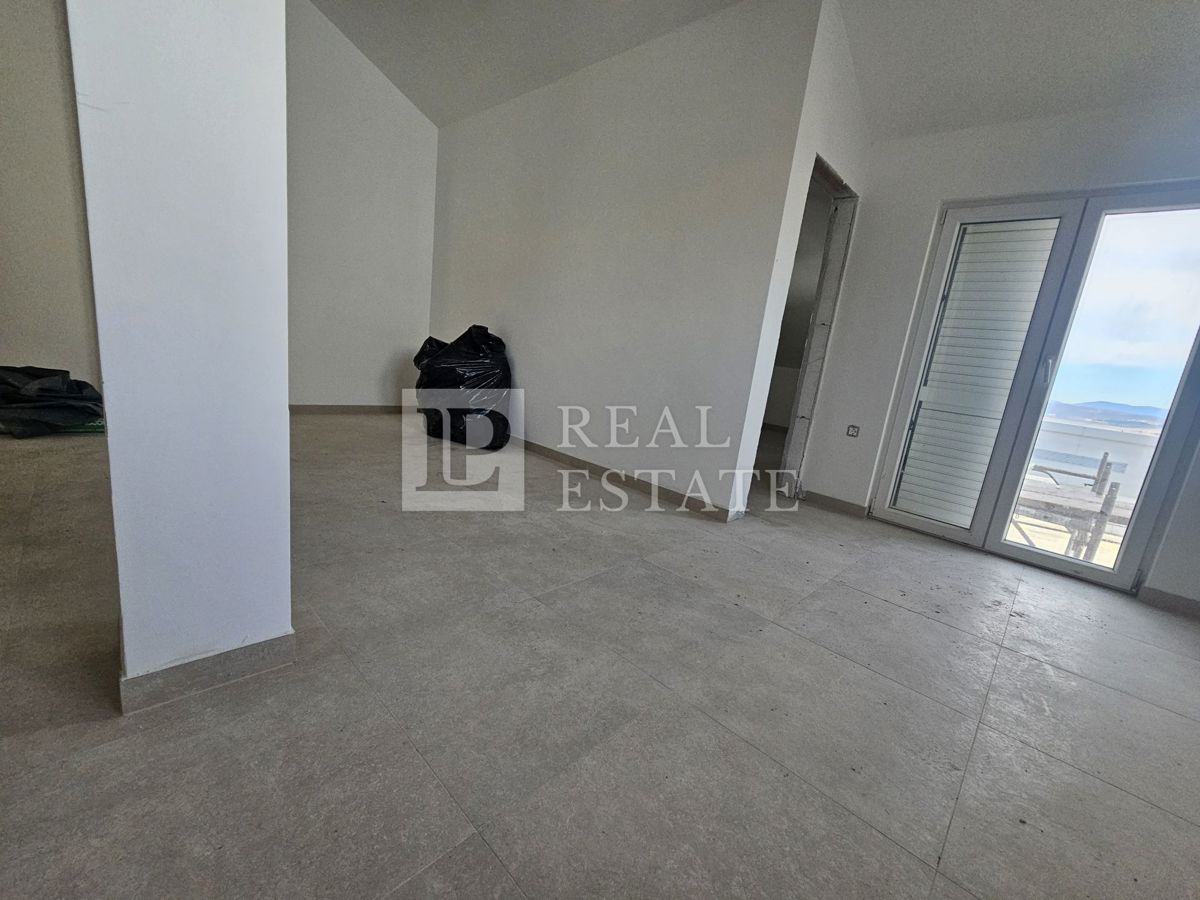 CRIKVENICA - enosobno stanovanje na prometni lokaciji