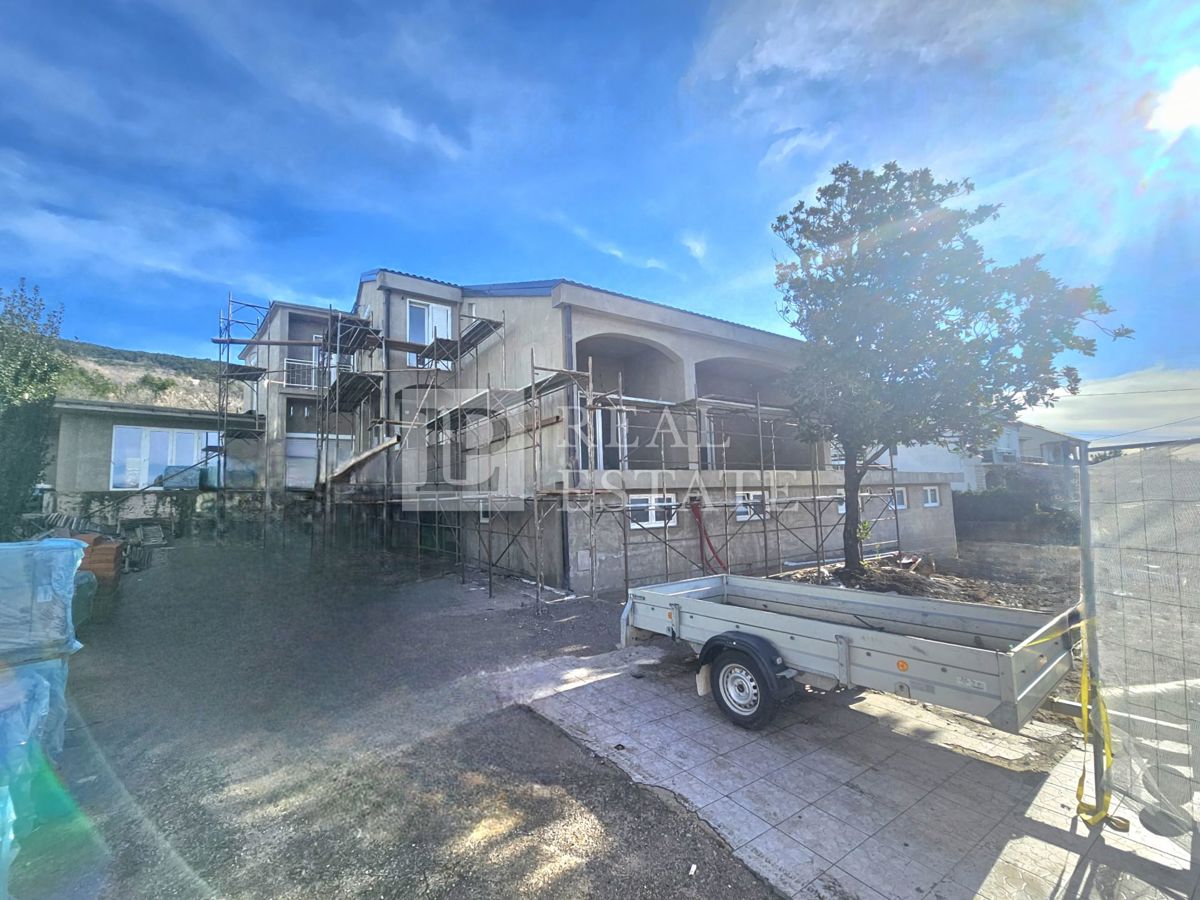 CRIKVENICA - enosobno stanovanje na prometni lokaciji