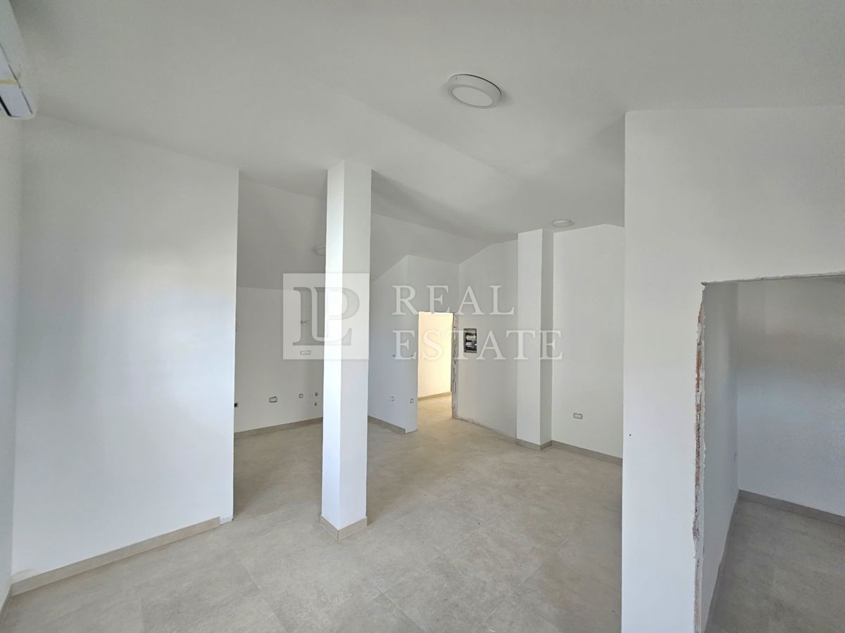 CRIKVENICA - enosobno stanovanje na prometni lokaciji