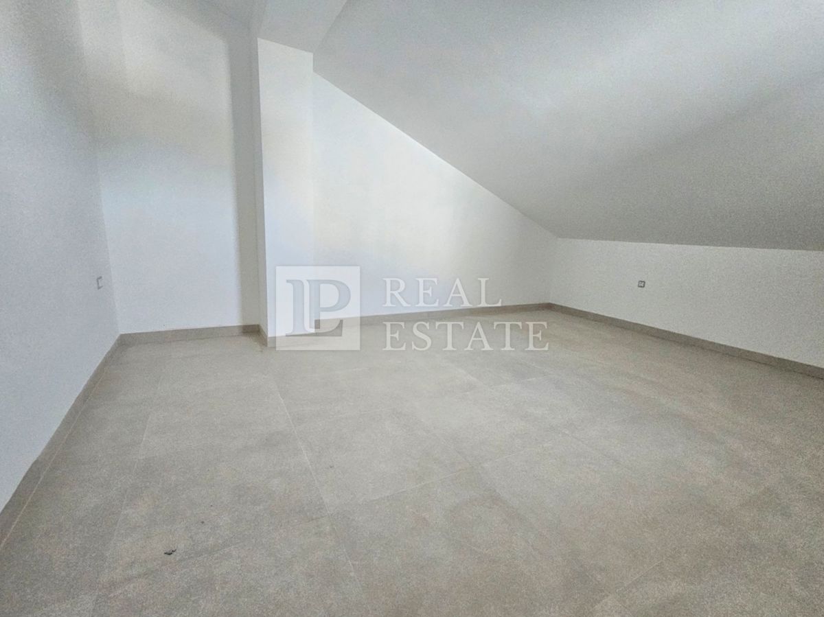 CRIKVENICA - enosobno stanovanje na prometni lokaciji