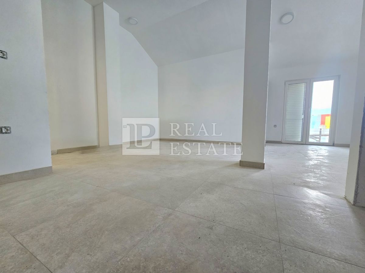 CRIKVENICA - enosobno stanovanje na prometni lokaciji