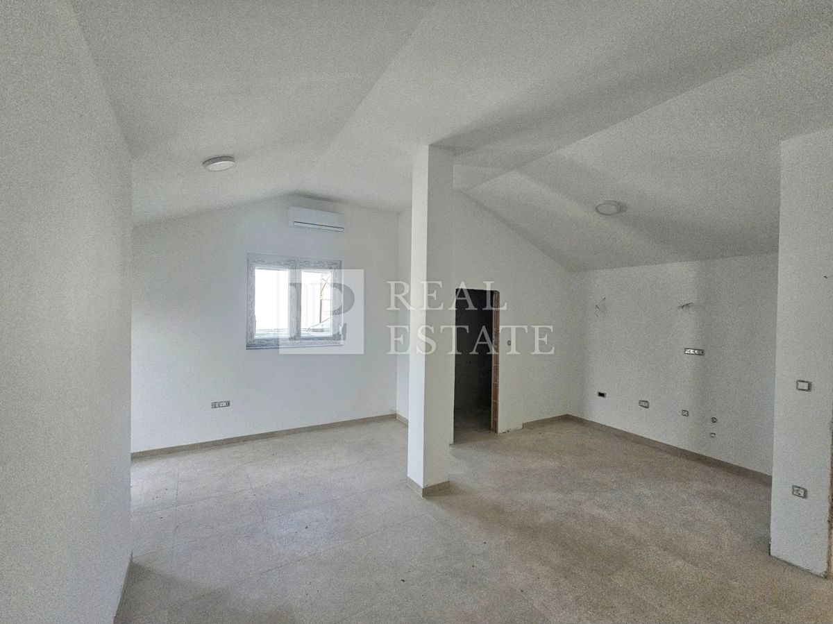 CRIKVENICA - enosobno stanovanje na prometni lokaciji