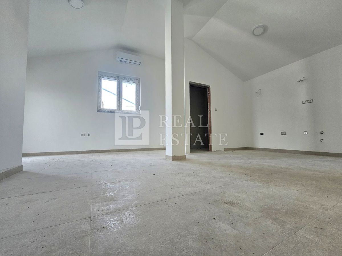 CRIKVENICA - enosobno stanovanje na prometni lokaciji