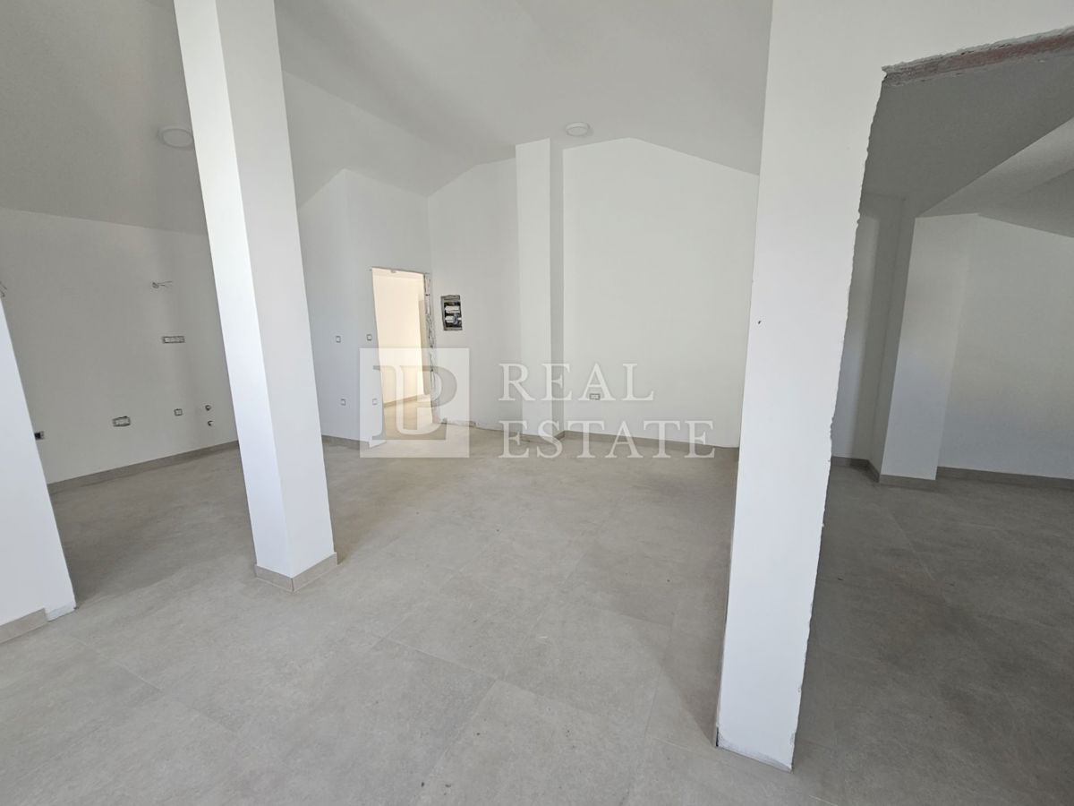 CRIKVENICA - enosobno stanovanje na prometni lokaciji