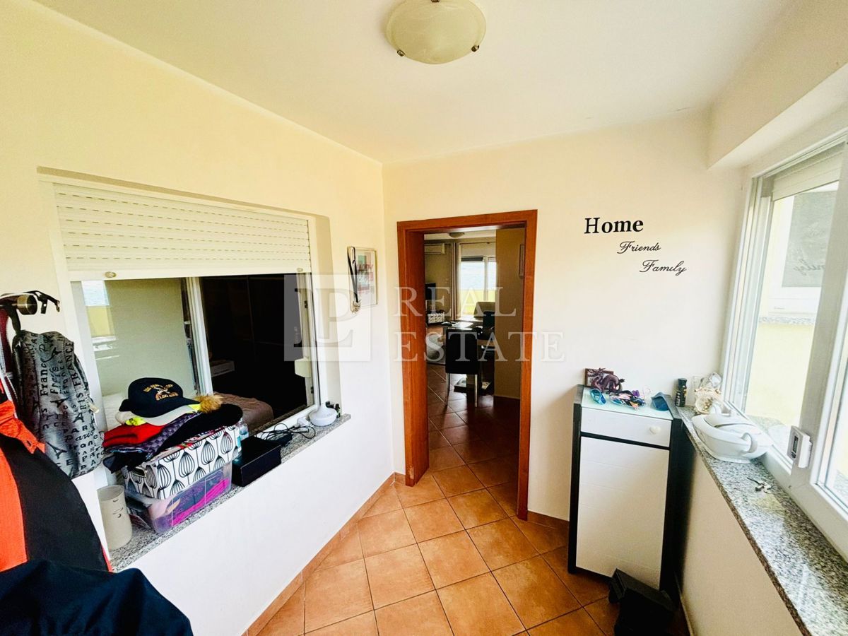 JADRANOVO – popolnoma opremljeno dvosobno stanovanje s čudovitim pogledom na morje