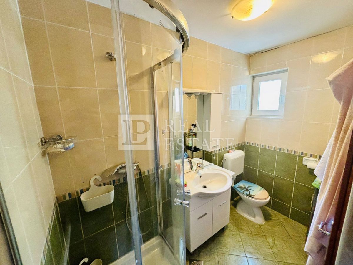 JADRANOVO – popolnoma opremljeno dvosobno stanovanje s čudovitim pogledom na morje