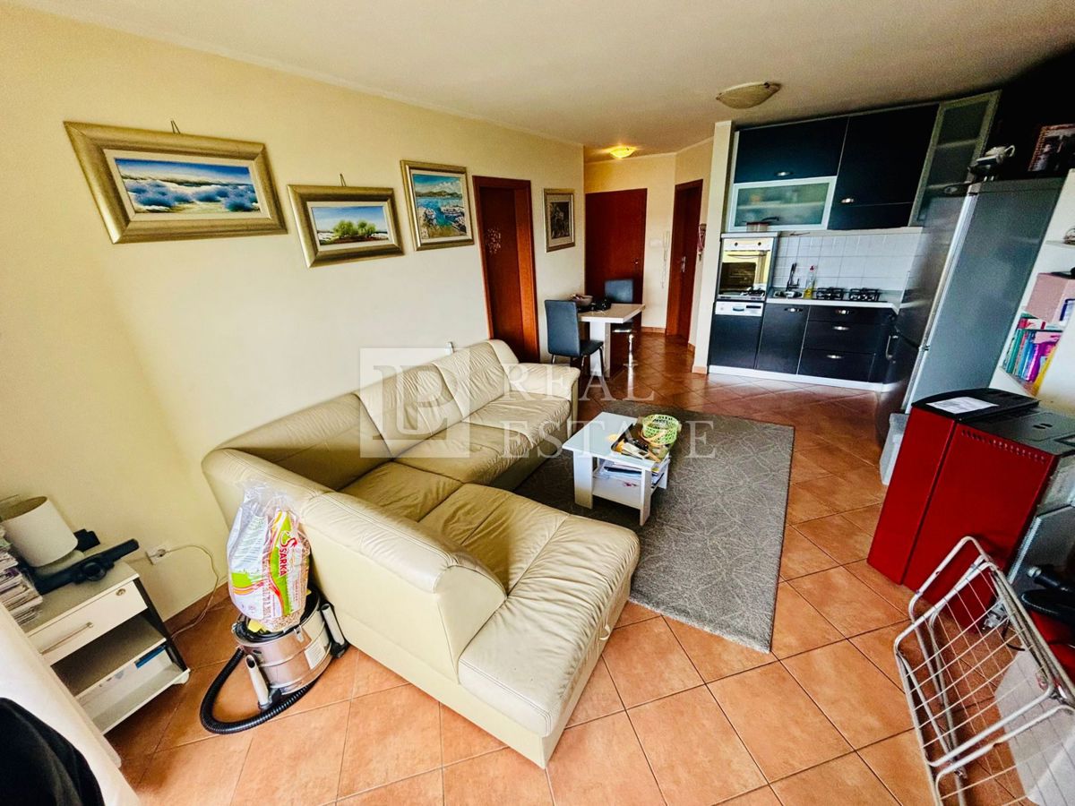 JADRANOVO – popolnoma opremljeno dvosobno stanovanje s čudovitim pogledom na morje