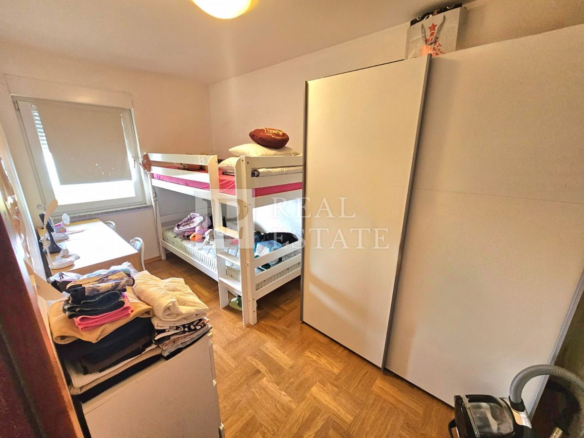 JADRANOVO – popolnoma opremljeno dvosobno stanovanje s čudovitim pogledom na morje