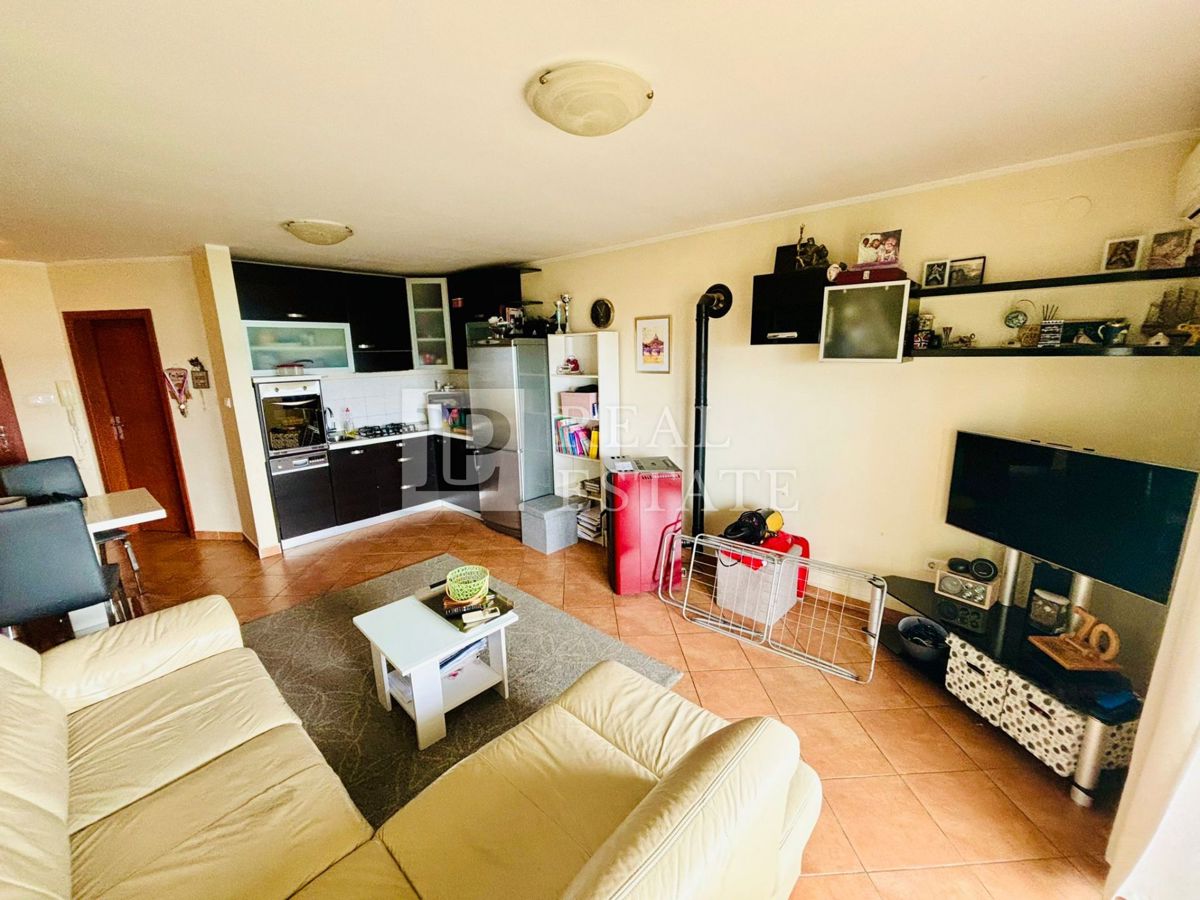 JADRANOVO – popolnoma opremljeno dvosobno stanovanje s čudovitim pogledom na morje