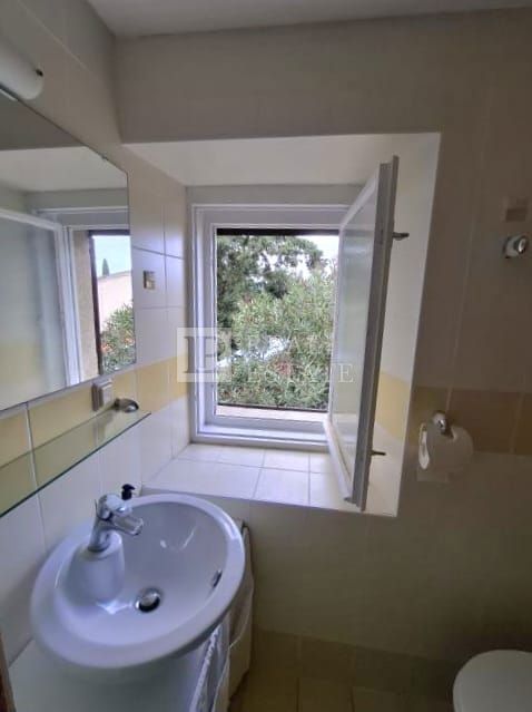 SELCE - hiša z dvema apartmajema v bližini morja