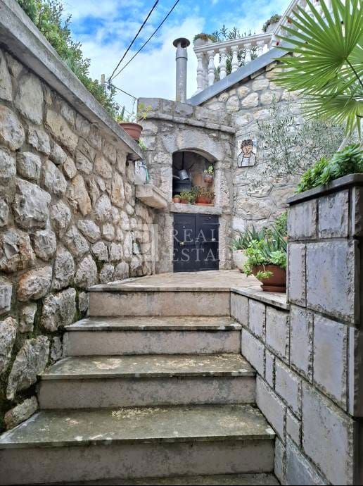 SELCE - hiša z dvema apartmajema v bližini morja
