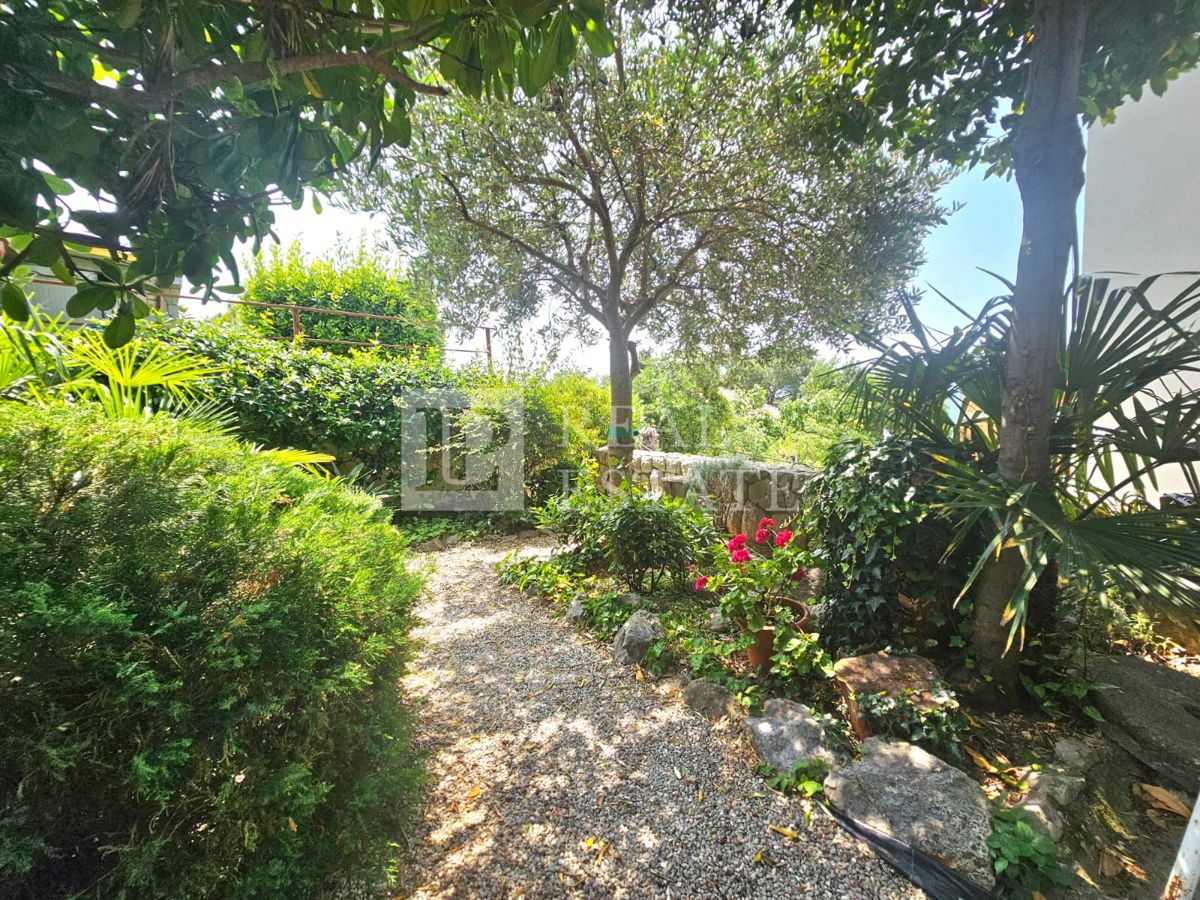 CRIKVENICA - apartma z zasebnim vrtom 80 metrov od morja