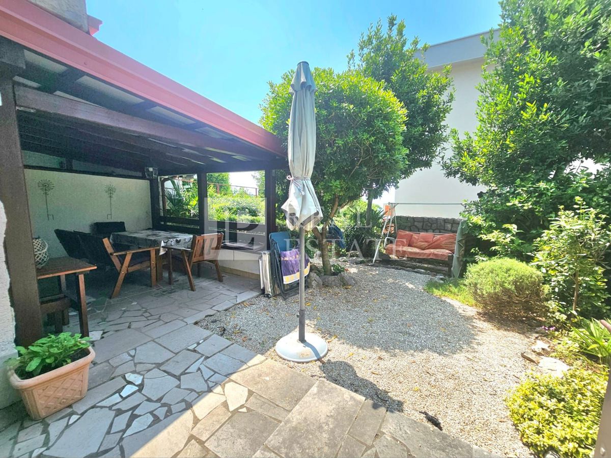 CRIKVENICA - apartma z zasebnim vrtom 80 metrov od morja