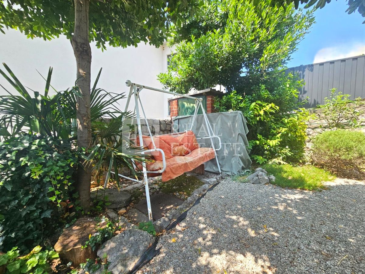 CRIKVENICA - apartma z zasebnim vrtom 80 metrov od morja