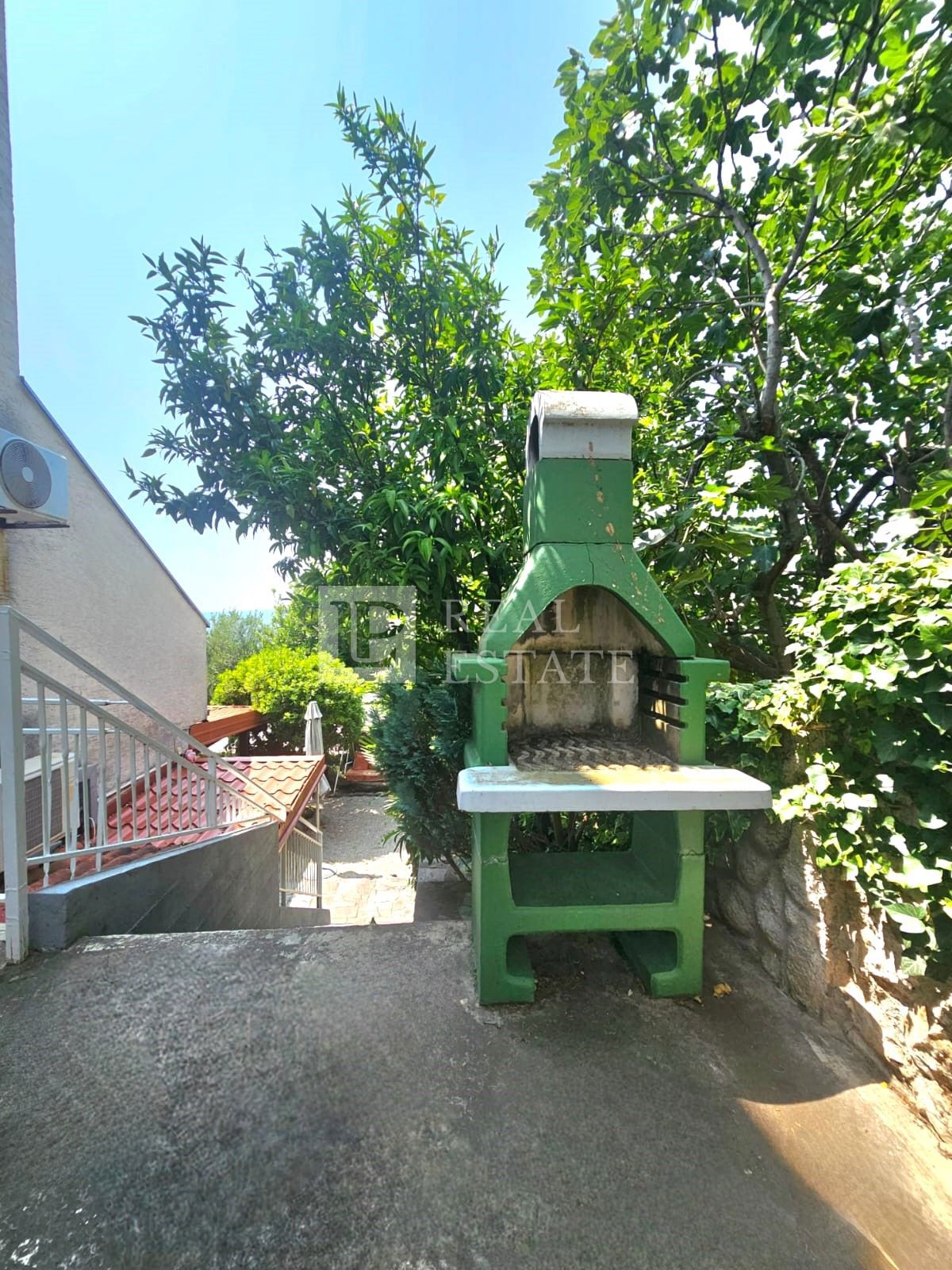 CRIKVENICA - apartma z zasebnim vrtom 80 metrov od morja