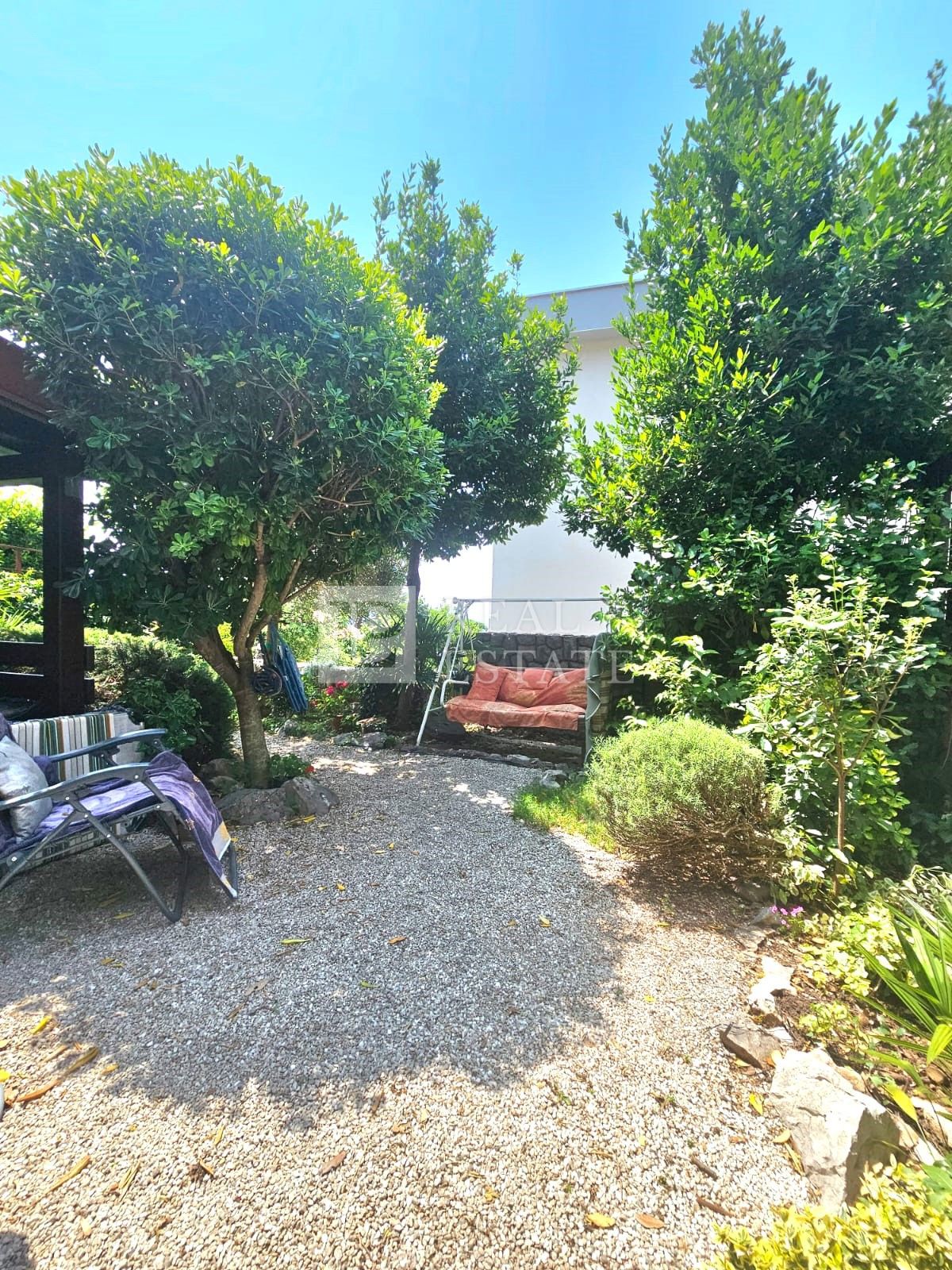 CRIKVENICA - apartma z zasebnim vrtom 80 metrov od morja