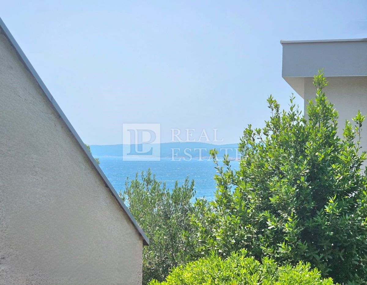 CRIKVENICA - apartma z zasebnim vrtom 80 metrov od morja