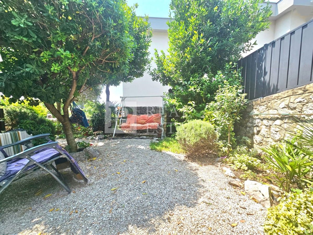 CRIKVENICA - apartma z zasebnim vrtom 80 metrov od morja
