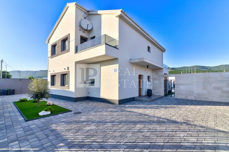 NOVI VINODOLSKI - luksuzno opremljena vila z bazenom
