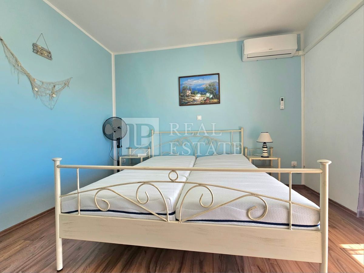 JADRANOVO - EKSKLUZIVNA PRODAJA - štiri stanovanja z vrtom in garažo v centru