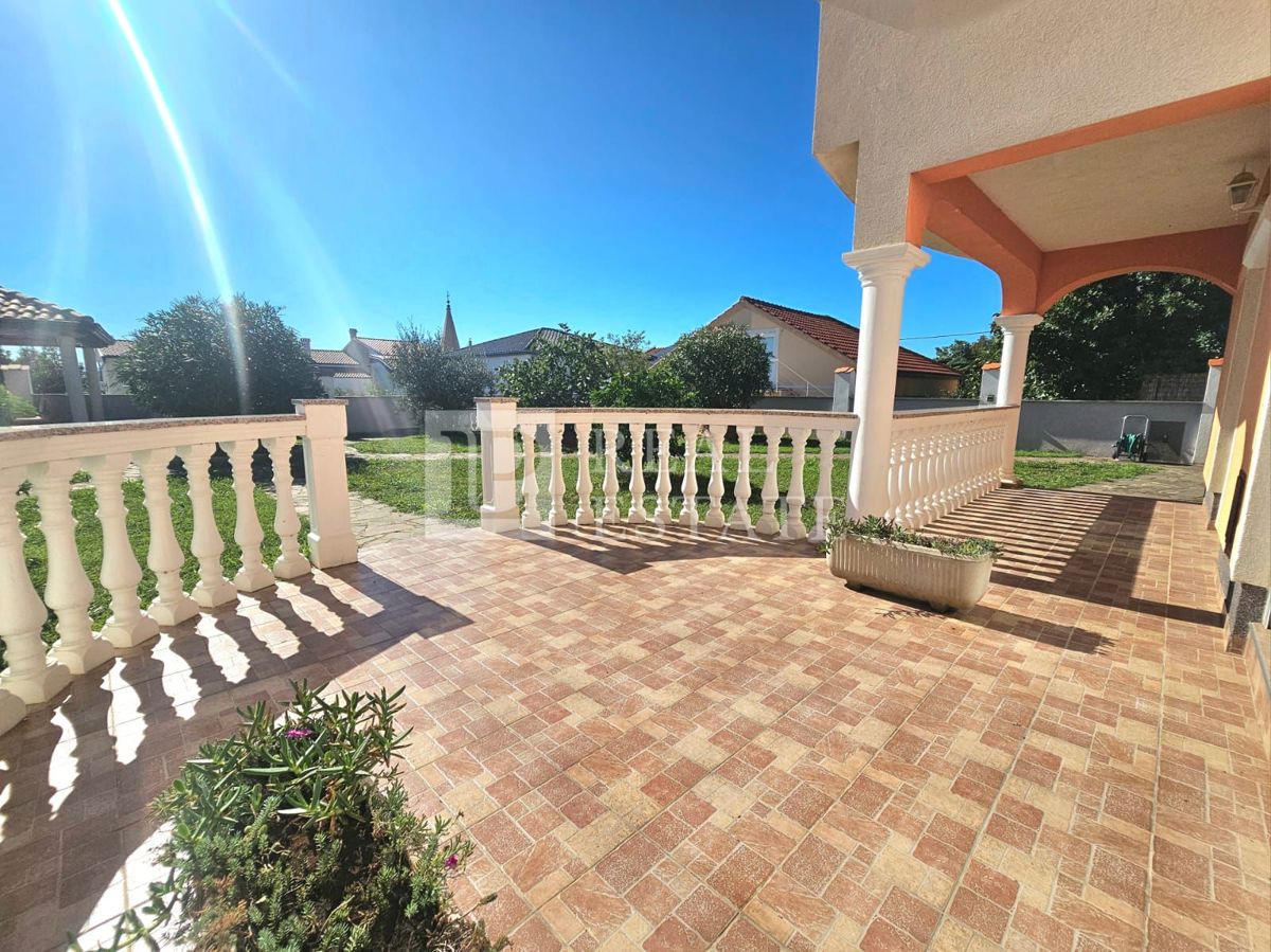 JADRANOVO - EKSKLUZIVNA PRODAJA - štiri stanovanja z vrtom in garažo v centru