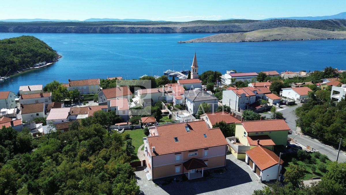 JADRANOVO - EKSKLUZIVNA PRODAJA - štiri stanovanja z vrtom in garažo v centru