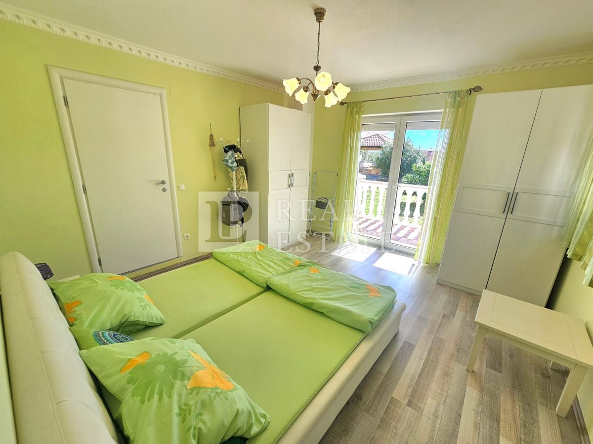 JADRANOVO - EKSKLUZIVNA PRODAJA - štiri stanovanja z vrtom in garažo v centru