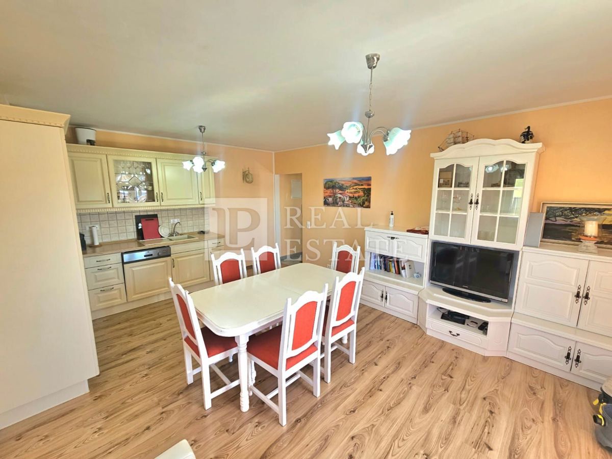 JADRANOVO - EKSKLUZIVNA PRODAJA - štiri stanovanja z vrtom in garažo v centru