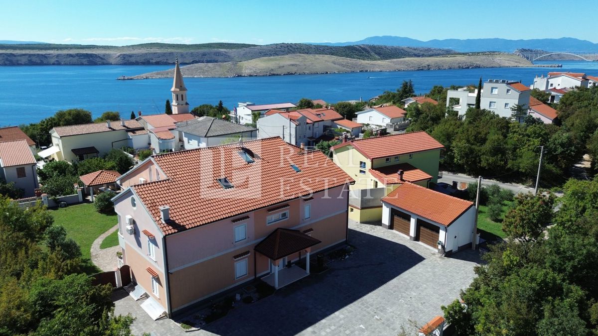 JADRANOVO - EKSKLUZIVNA PRODAJA - štiri stanovanja z vrtom in garažo v centru