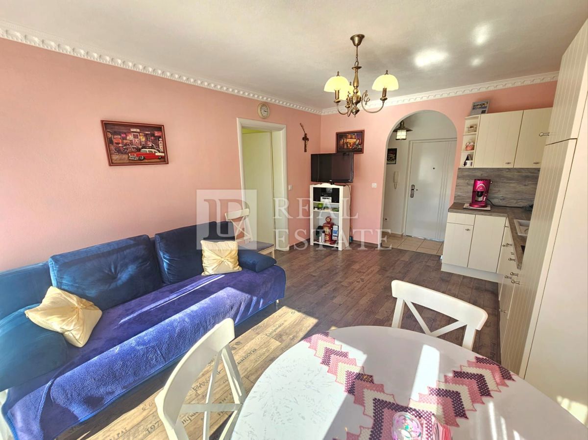 JADRANOVO - EKSKLUZIVNA PRODAJA - štiri stanovanja z vrtom in garažo v centru