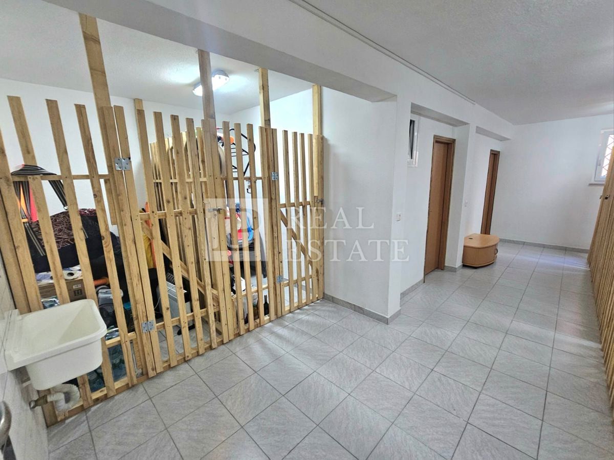 JADRANOVO - EKSKLUZIVNA PRODAJA - štiri stanovanja z vrtom in garažo v centru