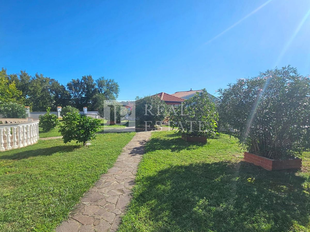 JADRANOVO - EKSKLUZIVNA PRODAJA - štiri stanovanja z vrtom in garažo v centru