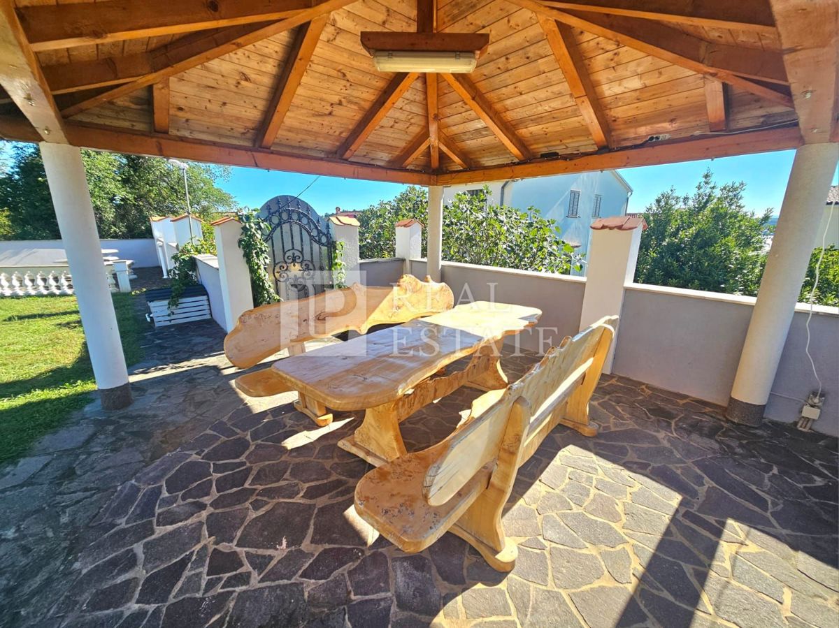 JADRANOVO - EKSKLUZIVNA PRODAJA - štiri stanovanja z vrtom in garažo v centru