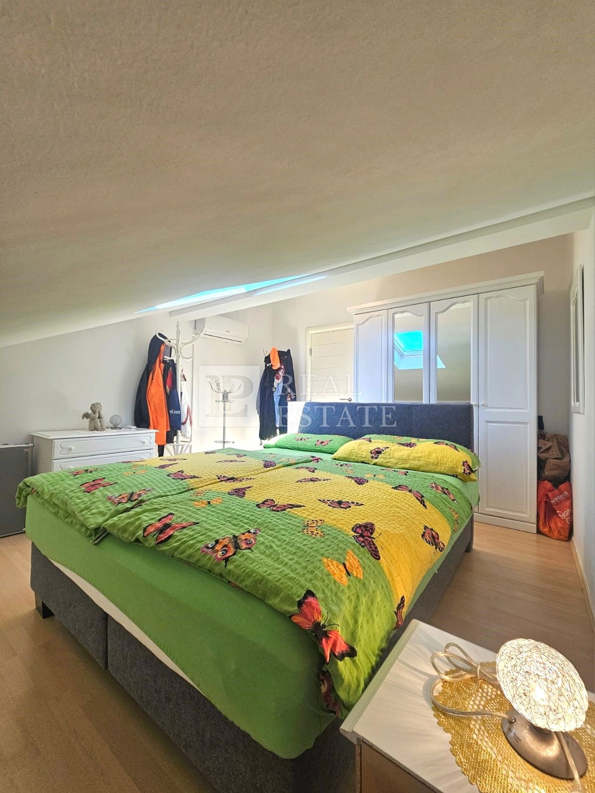 JADRANOVO - EKSKLUZIVNA PRODAJA - štiri stanovanja z vrtom in garažo v centru