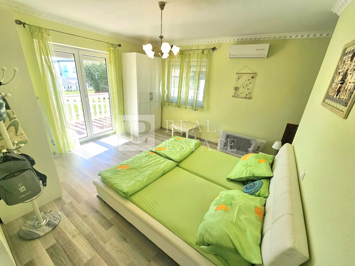 JADRANOVO - EKSKLUZIVNA PRODAJA - štiri stanovanja z vrtom in garažo v centru