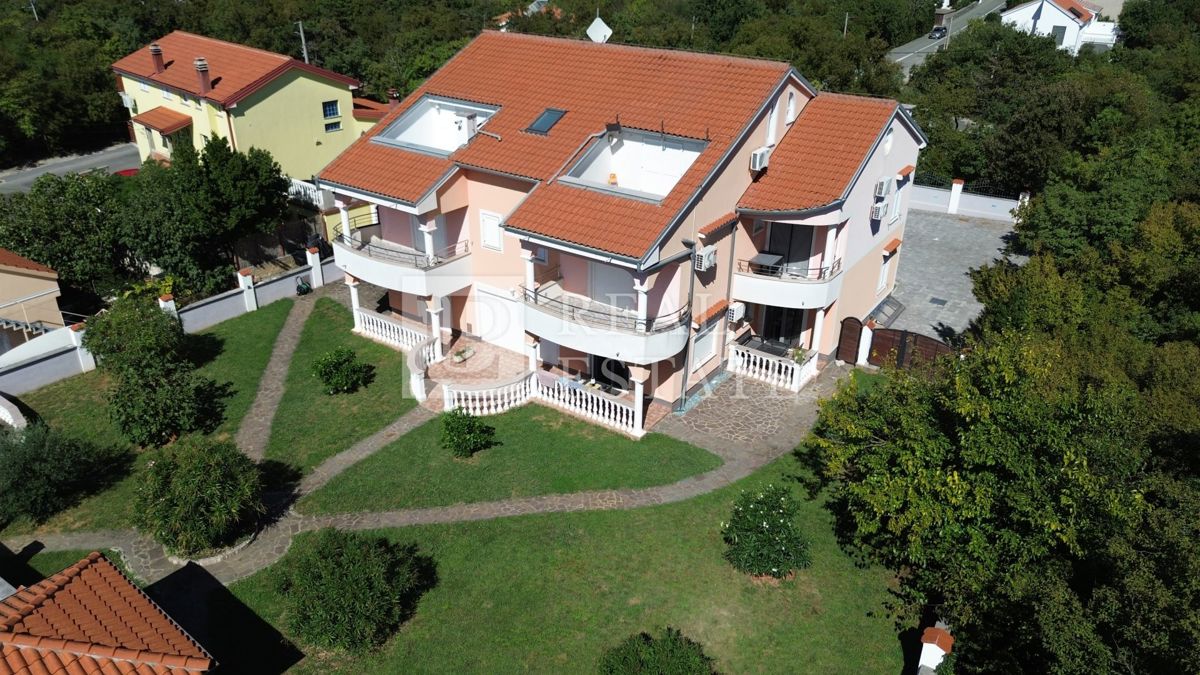 JADRANOVO - EKSKLUZIVNA PRODAJA - štiri stanovanja z vrtom in garažo v centru