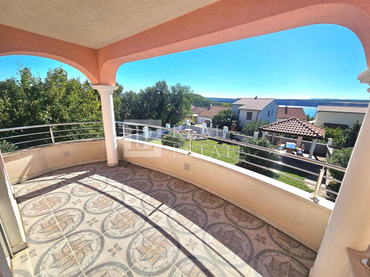 JADRANOVO - EKSKLUZIVNA PRODAJA - štiri stanovanja z vrtom in garažo v centru