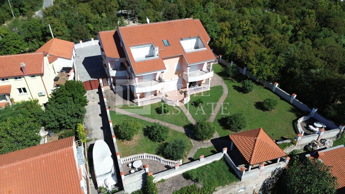 JADRANOVO - EKSKLUZIVNA PRODAJA - štiri stanovanja z vrtom in garažo v centru