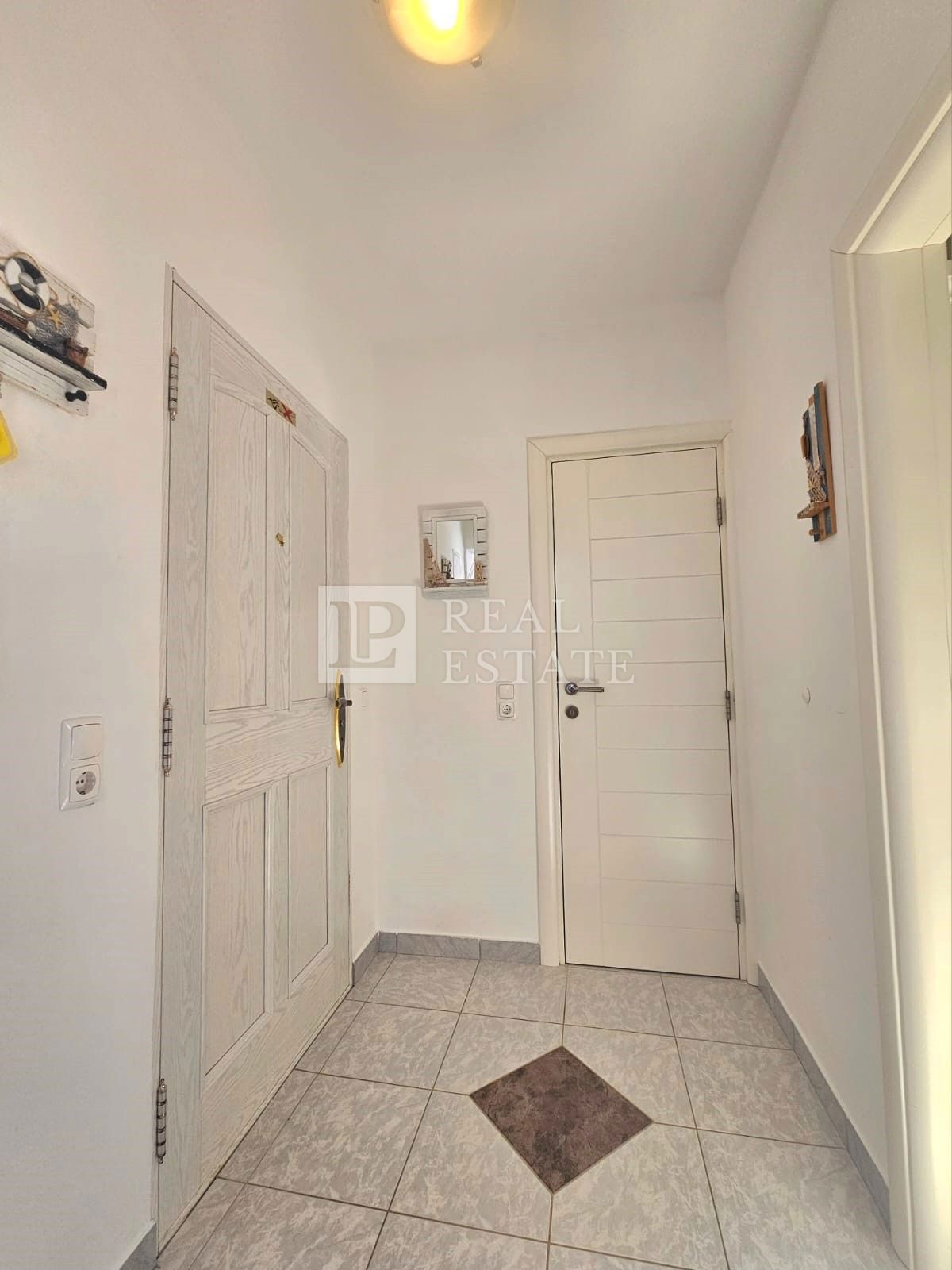 JADRANOVO - EKSKLUZIVNA PRODAJA - štiri stanovanja z vrtom in garažo v centru