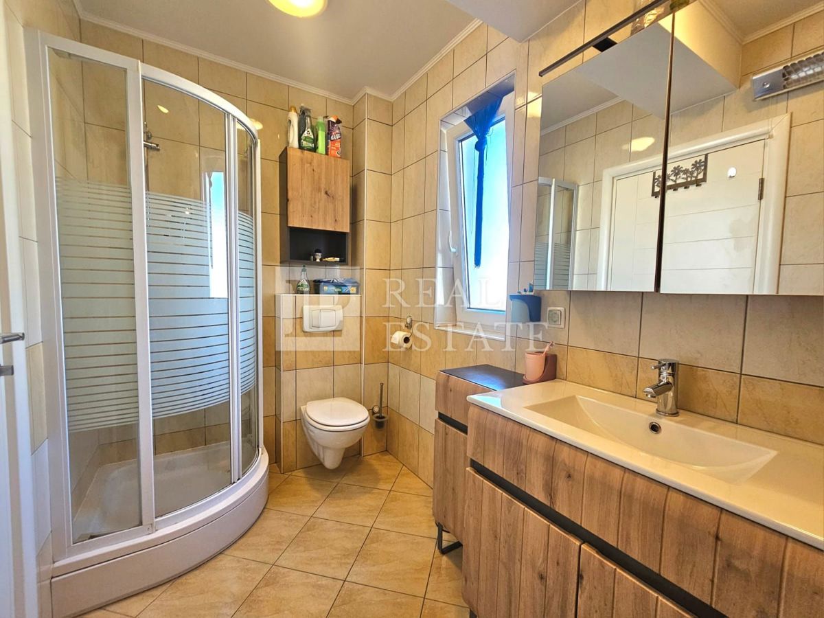 JADRANOVO - EKSKLUZIVNA PRODAJA - štiri stanovanja z vrtom in garažo v centru