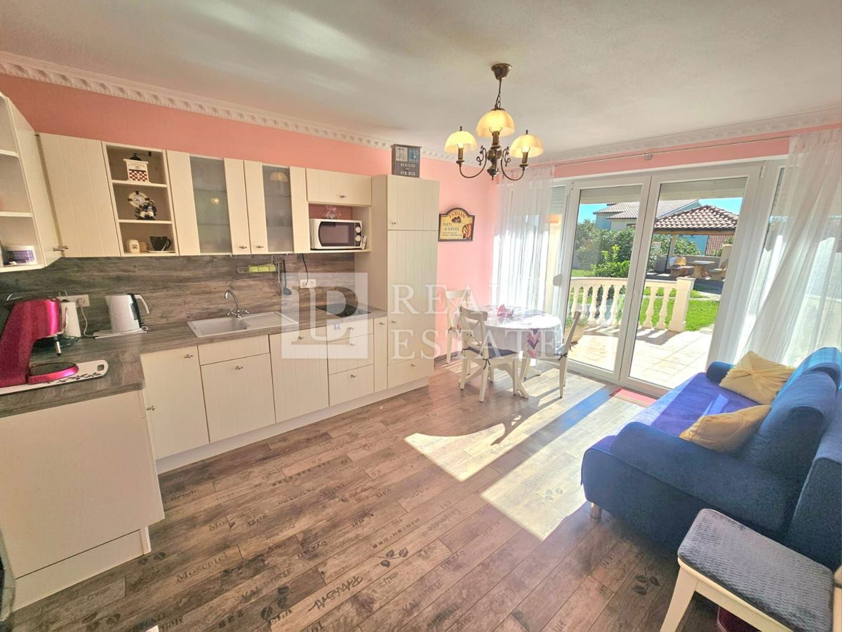 JADRANOVO - EKSKLUZIVNA PRODAJA - štiri stanovanja z vrtom in garažo v centru