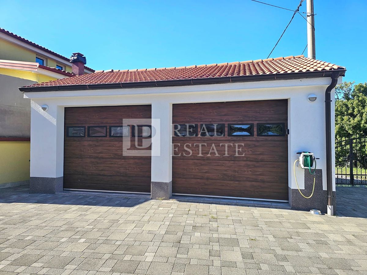 JADRANOVO - EKSKLUZIVNA PRODAJA - štiri stanovanja z vrtom in garažo v centru