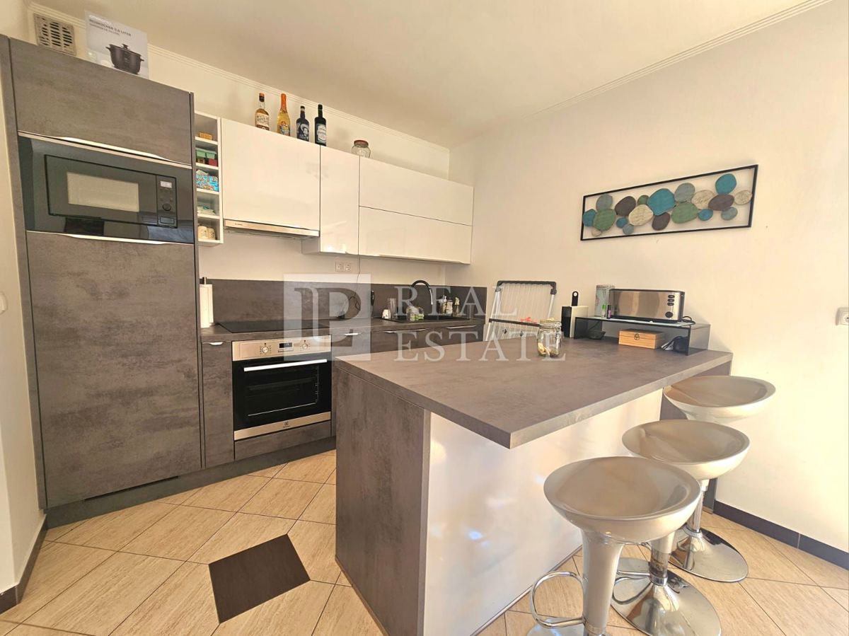 JADRANOVO - EKSKLUZIVNA PRODAJA - štiri stanovanja z vrtom in garažo v centru